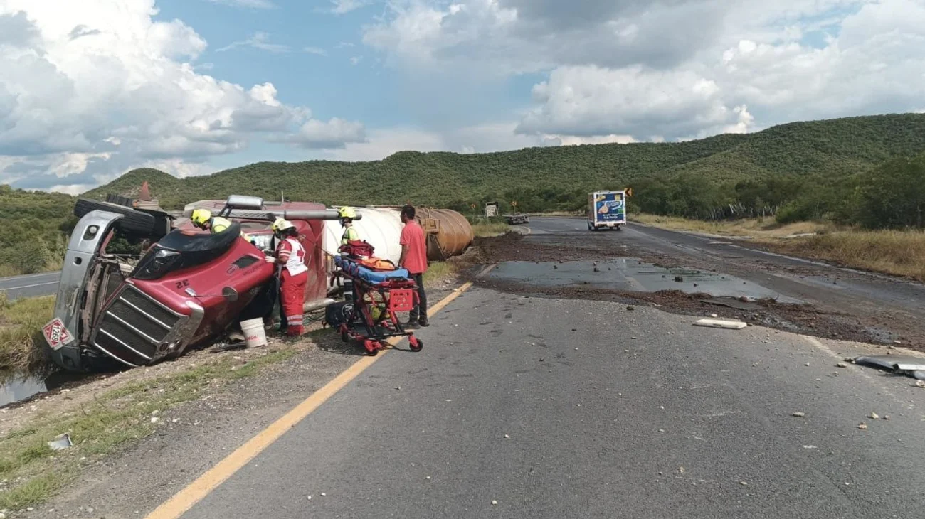 Volcadura de pipa provoca cierre de Carretera Nacional