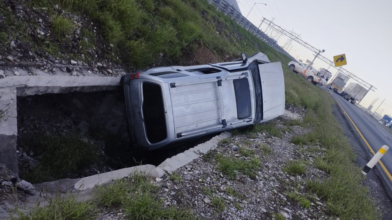 Vuelca regiomontano sobre la carretera Monterrey-Saltillo 
