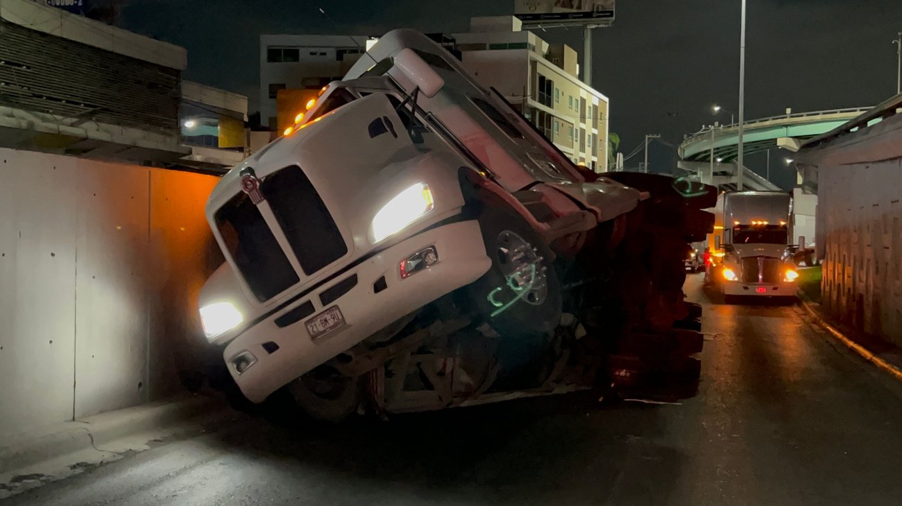 Vuelca tráiler cargado con detergentes al sur de Monterrey