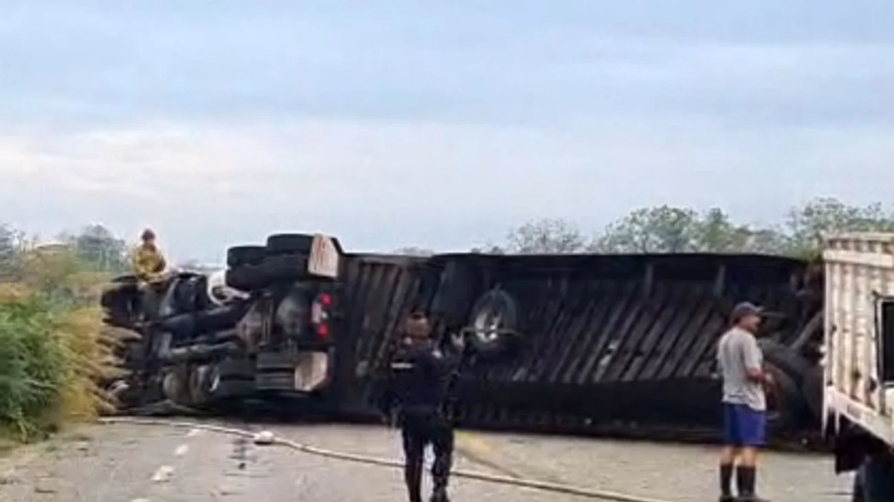 Tráiler vuelca y bloquea carretera en General Terán