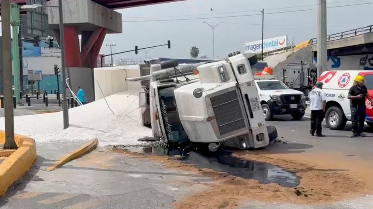 Vuelca tráiler cargado con grava en avenida Gonzalitos