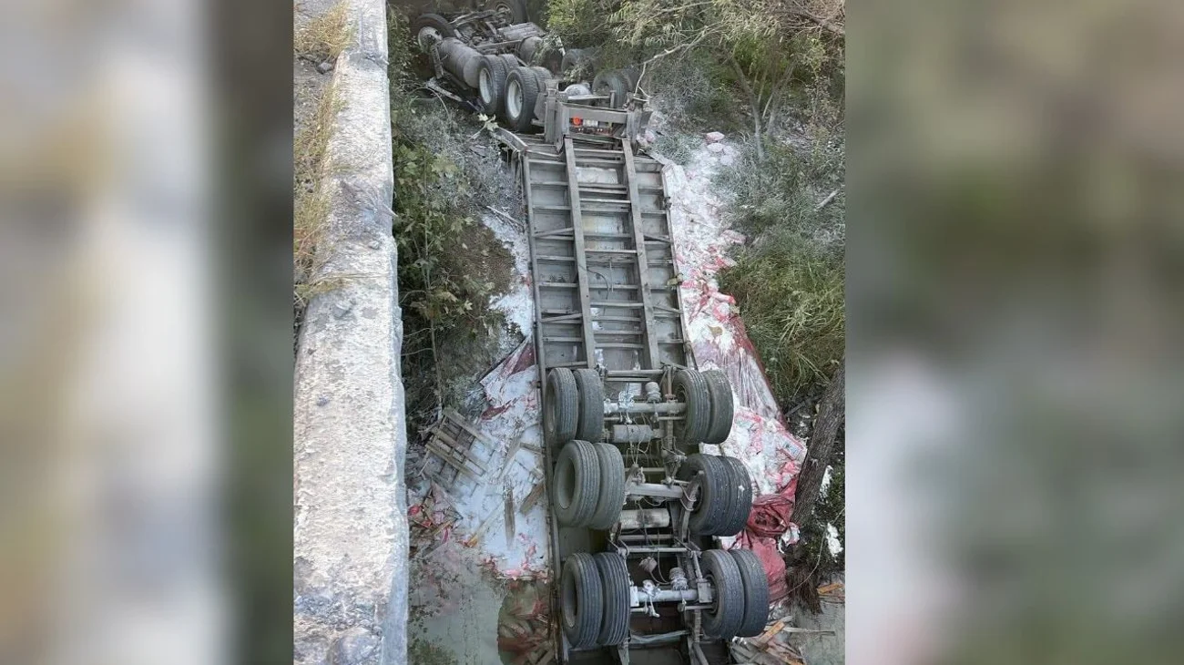 Tráiler cae a arroyo en Montemorelos; hay dos muertos