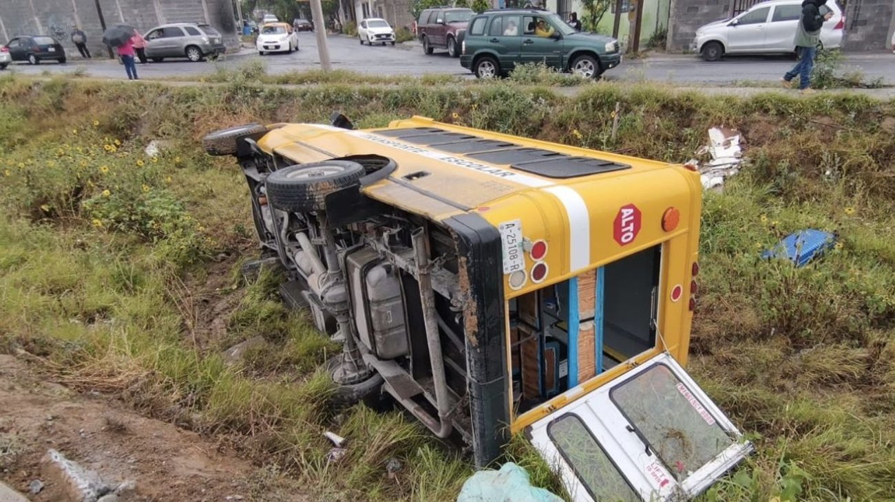 Vuelca transporte escolar con 10 niños adentro en García 