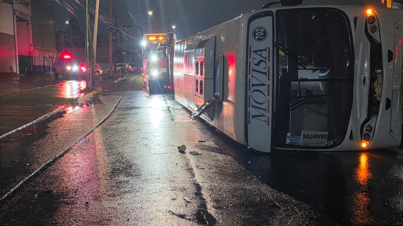 Dormita al volante y vuelca camión de personal en Guadalupe