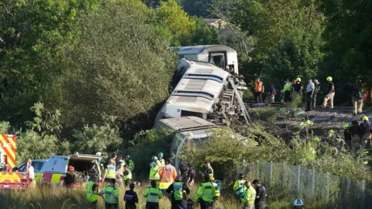 Descarrila un tren en Inglaterra; se desconoce si hay víctimas