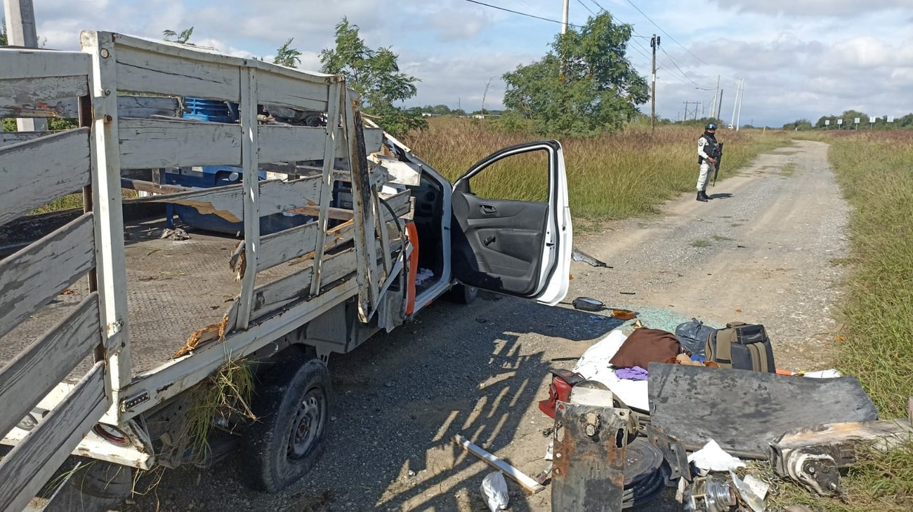 Vuelca camioneta en la Carretera Nacional, en Montemorelos