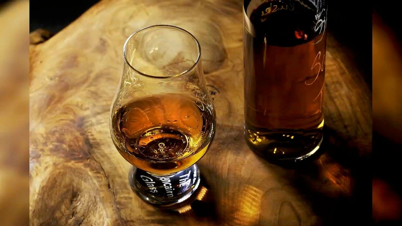 Elimina Trump arancel a whisky escocés en honor al rey Carlos III
