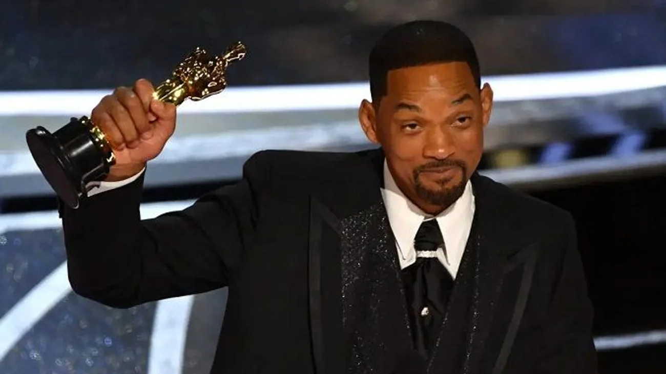 Will Smith muestra su Oscar al público durante concierto