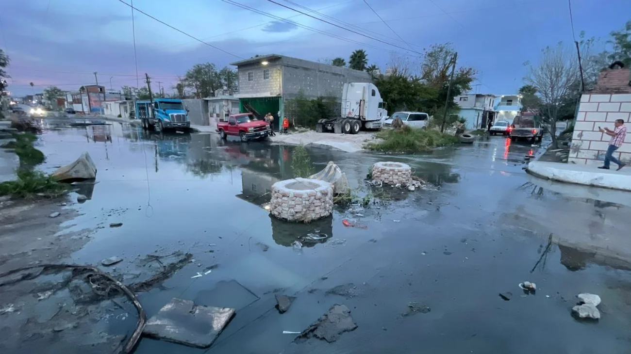 Vecinos celebran '15 años' de aguas negras en peculiar protesta