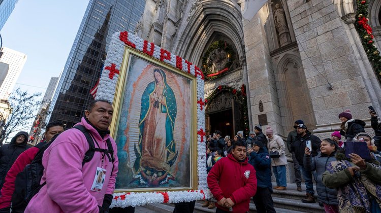 Mexicanos en NY desafían el frío y al ICE para honrar a la Virgen