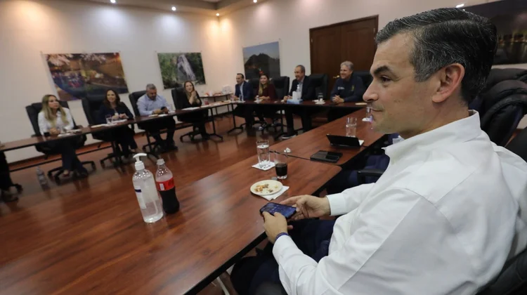 Pide AyD a diputados deuda 'urgente' para obras