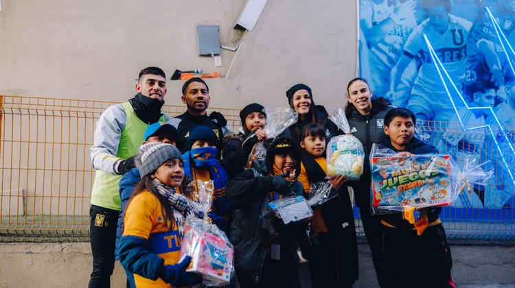 Tigres y Tigres Femenil entregan juguetes por el día de Reyes