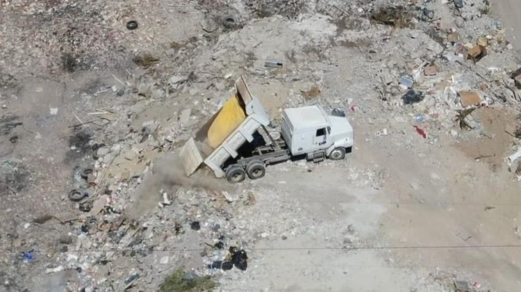 Detienen a hombre por tirar 10 toneladas de escombros en predio