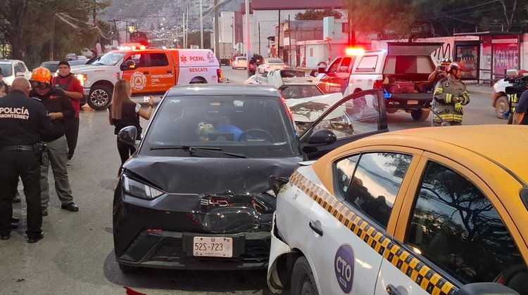 Choque por alcance deja cinco lesionados en Monterrey