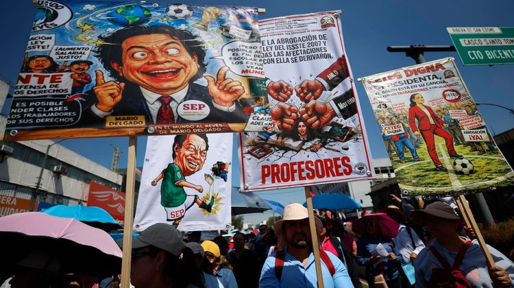 Maestros marchan en México por salarios y jubilaciones