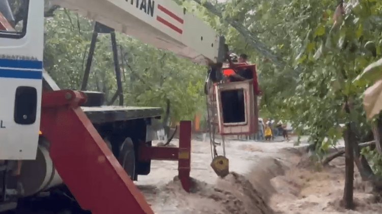 Rescatan a hombre atrapado en arroyo de Juárez