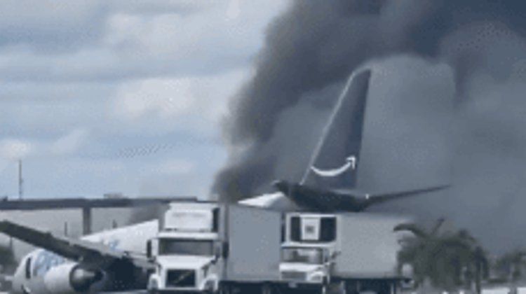 Avión de carga sale de pista y se incendia en Miami