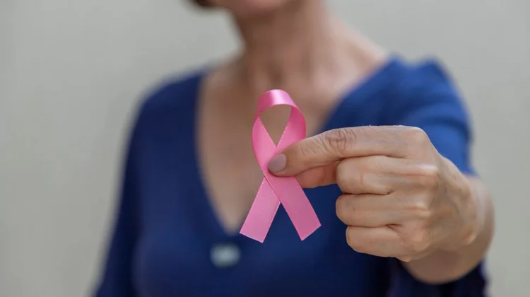 Llaman a fortalecer ley que proteja a mujeres con cáncer de mama