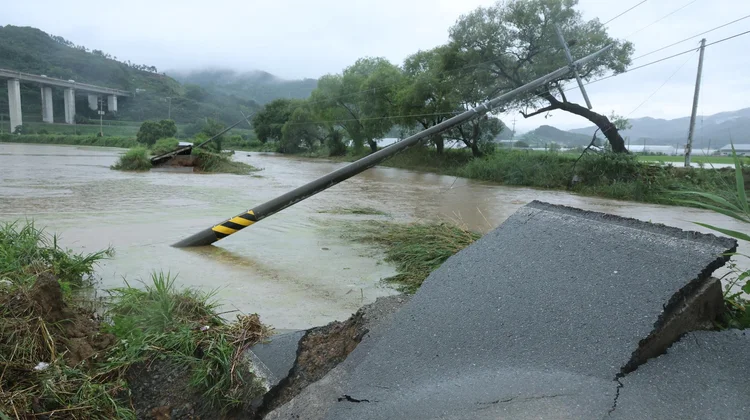 10 muertos y casi 13,000 evacuados por lluvias en Corea del Sur