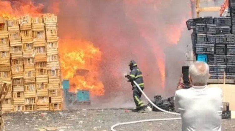 Arde bodega de cartón en Iztapalapa; evacúan a 50 personas