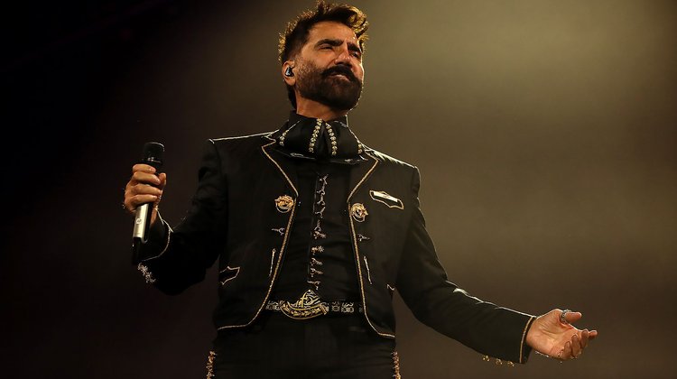 Alejandro Fernández rinde tributo a su padre en CDMX