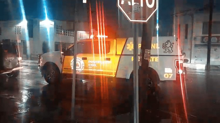 Vehículo se queda varado ante las lluvias en Monterrey