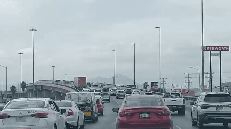 Tráiler circulando por distribuidor vial expone a automovilistas