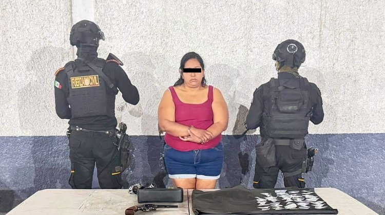 Detienen a mujer con arma y posible droga en Monterrey