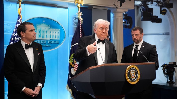 Trump minimiza tiroteo en cena y promete más seguridad