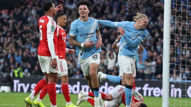 Manchester City vence al Arsenal y agita la Premier