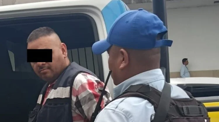 Detienen a dos por discutir en la calle; los investigan por robos