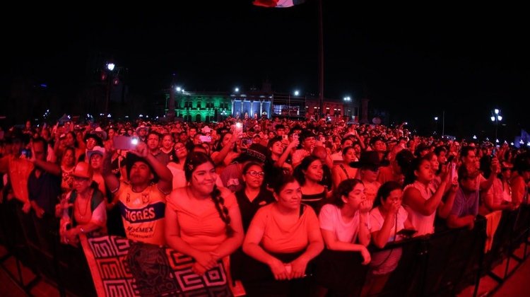 Ambiente mexicano llena la Macroplaza durante el Grito