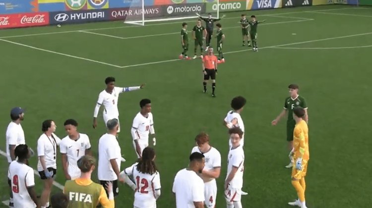 Inglaterra abandona partido por racismo en Mundial sub-15