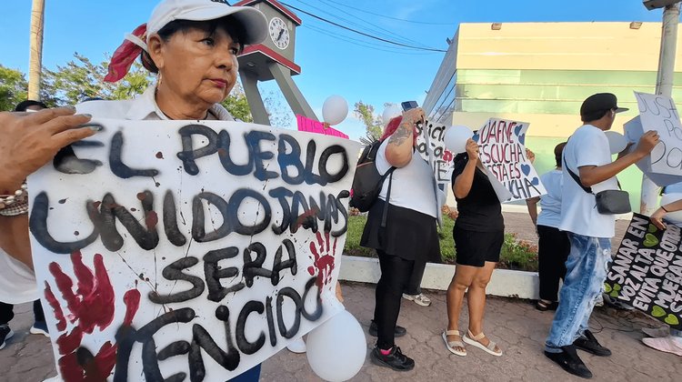 Exigen justicia por Dafne frente a alcaldía de Ciudad Madero