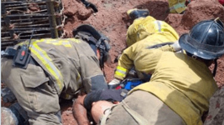 Bomberos rescatan a trabajador sepultado en una zanja de Durango