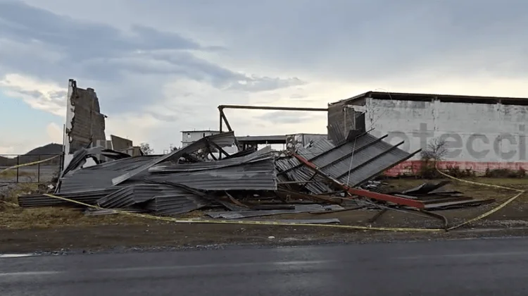 Tromba en Montemorelos derriba bodega y arranca techo de casa