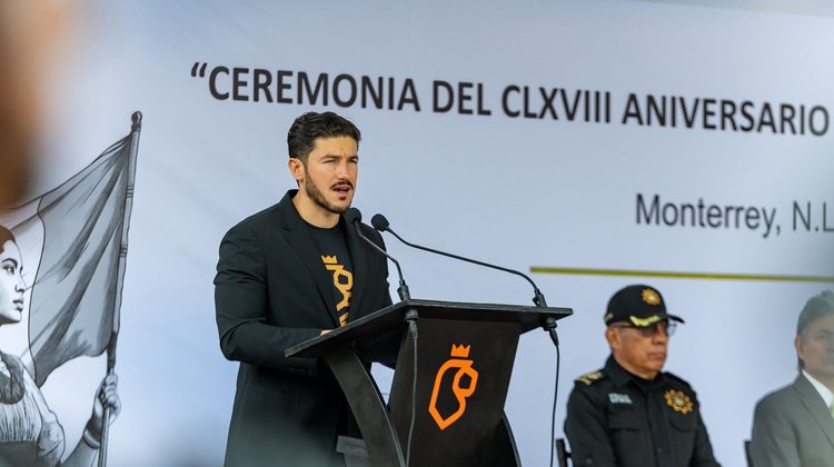 Samuel García rinde homenaje a Niños Héroes en Nuevo León