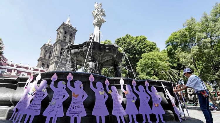 Recuerdan a desaparecidos con siluetas de madera en Puebla