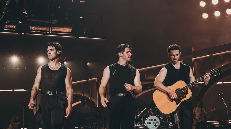 Jonas Brothers reviven su era de 2008 con nueva gira