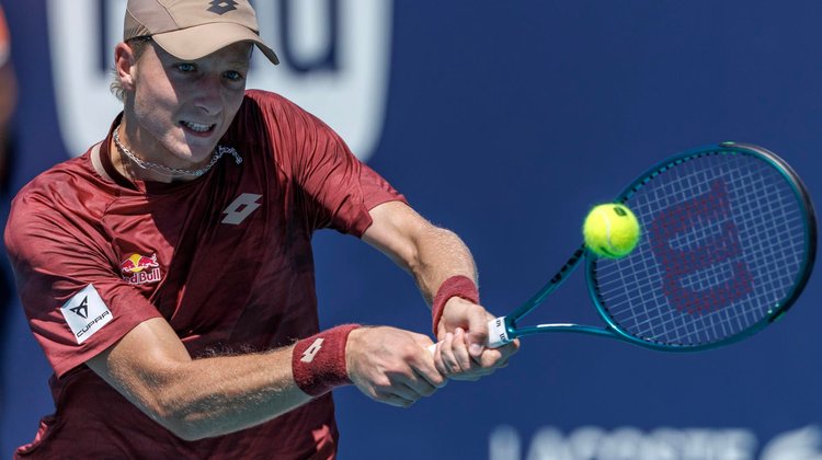 Landaluce firma remontada épica y avanza a cuartos en Miami