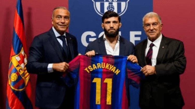 Barcelona recibe a Arman Tsarukyan y le entrega camiseta
