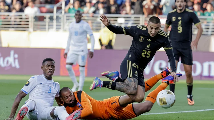 México sufre, pero derrota a Honduras y es finalista de Copa Oro