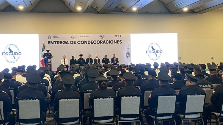 Entregan 281 reconocimientos a policías de Monterrey