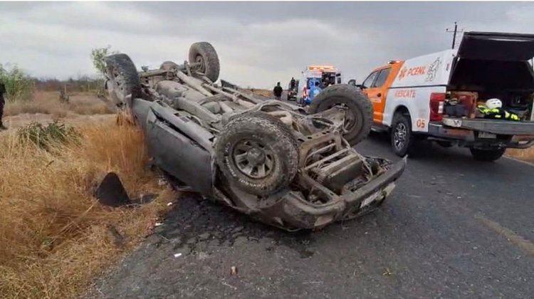 Mueren dos personas tras volcadura en Bustamante