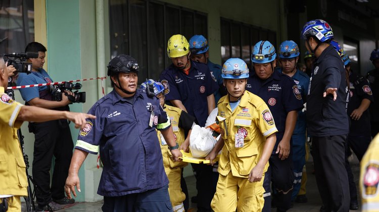 Menor mata a abuelos y maestros en tiroteo escolar en Tailandia
