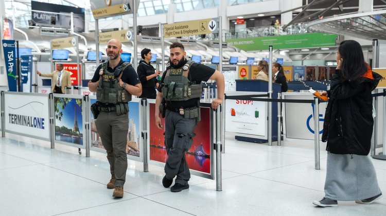 EUA despliega agentes del ICE en aeropuertos en Nueva York