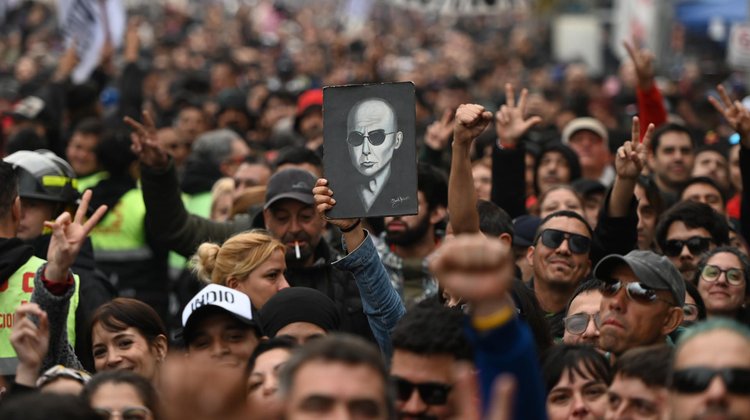 Miles de fans dan el último adiós al 'Indio' Solari