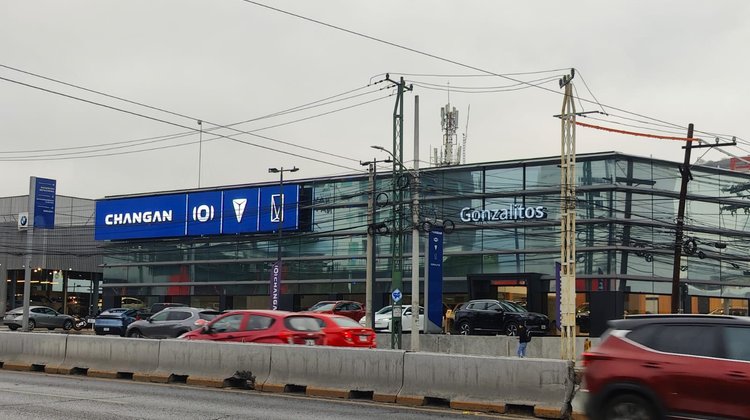 Huye vendedor de Changan con enganche; denuncian fraude masivo