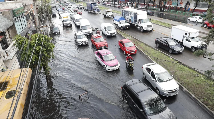 Lluvias activan la alerta roja en CDMX y provocan inundaciones