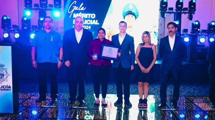Ofrecen reconocimiento a policías de Monterrey